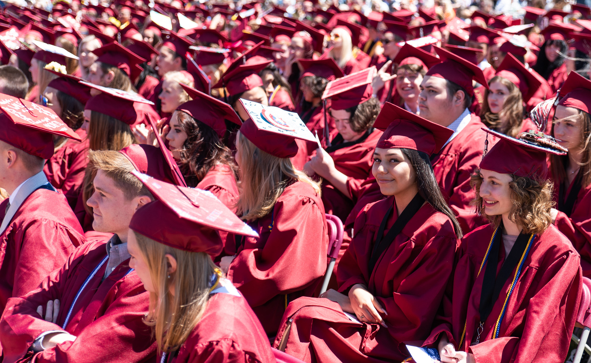 estudiantes en la graduación